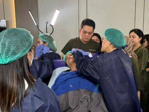 [서울=뉴시스] 배경태 잇츠미의원 세종 원장이 라이브 시연을 하며 인도네시아 의료진에게 최신 술기를 전파하고 있다. (사진=대웅제약 제공) 2025.06.27. photo@newsis.com *재판매 및 DB 금지