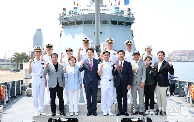[포항=뉴시스] 송종욱 기자 = 경북 포항시는 지난 28일 대한민국 해군 1함대사령부 포항함(FFG)과 자매결연을 했다. 사진은 포항함 비행갑판에서 자매결연을 한 후 이강덕 포항시장, 이준규 포항함장 중령, 김일만 포항시의회 의장, 김정재·이상휘 국회의원, 정희남 11전투전대장(대령), 초대·2대 포항함장 등 시와 해군 관계자 등이 기념 촬영하는 모습. (사진=포항시 제공) 2025.06.29. photo@newsis.com