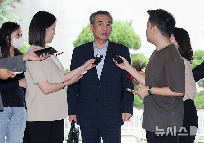 [서울=뉴시스] 김진아 기자 = 김건희 여사 의혹을 수사하는 민중기 특별검사가 27일 오전 서울 서초구의 사무실로 출근하며 취재진 질문에 답하고 있다. 2025.06.27. bluesoda@newsis.com