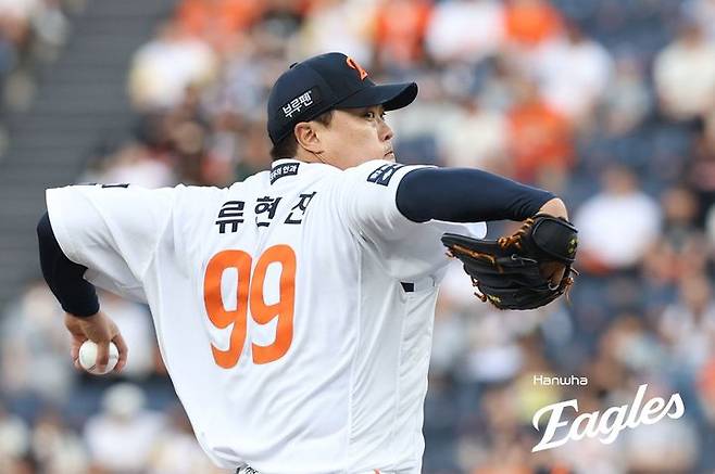 [서울=뉴시스] 프로야구 한화 이글스 류현진이 5일 대전 한화생명볼파크에서 열린 2025 신한 쏠뱅크 KBO리그 KT 위즈와의 경기에 선발 등판해 공을 던지고 있다. (사진=한화 이글스 제공) 2025.06.05.  *재판매 및 DB 금지