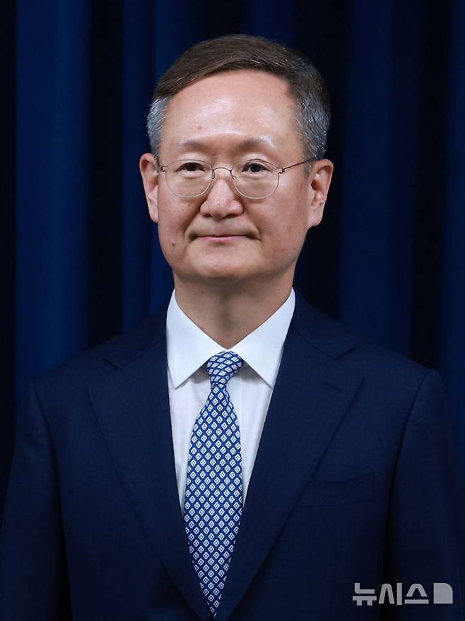 [서울=뉴시스] 고범준 기자 = 강훈식 비서실장이 29일 서울 용산 대통령실 청사에서 인사 관련 브리핑을 했다. 이날 인선 발표에 참석한 봉욱 민정수석. 2025.06.29. bjko@newsis.com