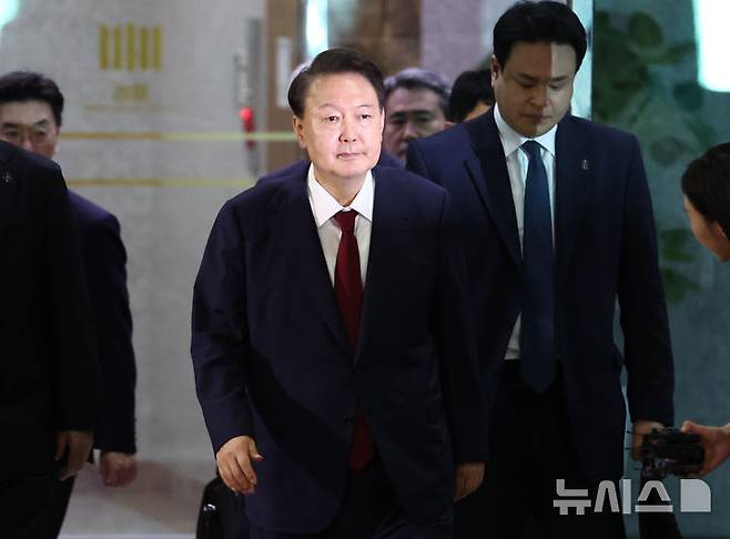 [서울=뉴시스] 이영환 기자 = 내란특검 대면조사를 마친 윤석열 전 대통령이 29일 오전 서울 서초구 서울고검에 마련된 내란특검 사무실에서 나와 귀가하고 있다. (공동취재) 2025.06.29. photo@newsis.com