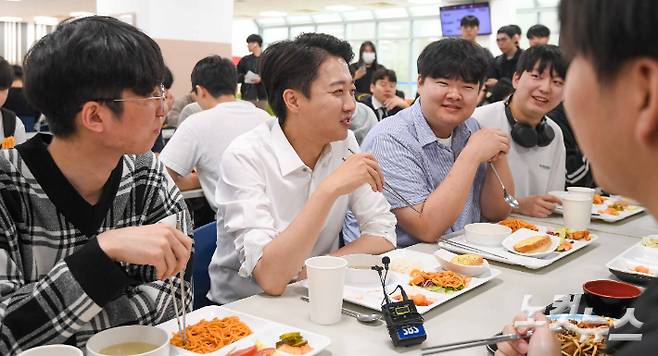 지난 6월 2일 개혁신당 이준석 당시 대통령선거 후보가 경기도 시흥시 한국공학대학교에서 열린 '학식먹자 이준석' 행사에서 학생들과 학식을 먹으며 대화를 나누고 있다. 시흥=박종민 기자