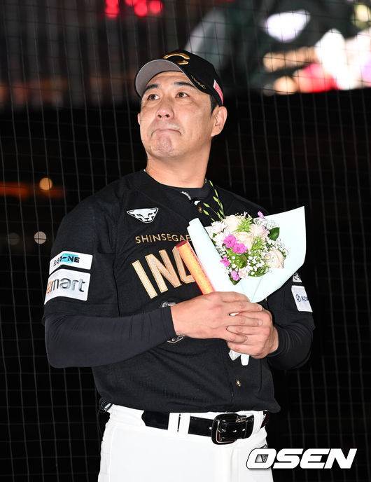 [OSEN=인천, 김성락 기자] 프로야구 한화 이글스가 에이스 맞대결에서 짜릿한 5-2 역전승을 거뒀다.&nbsp;이날 경기 종료 후 한화 김강민의 SSG 은퇴식이 열렸다.김강민이 팬들과 시간을 보내고 있다. 2025.06.28 / ksl0919@osen.co.kr