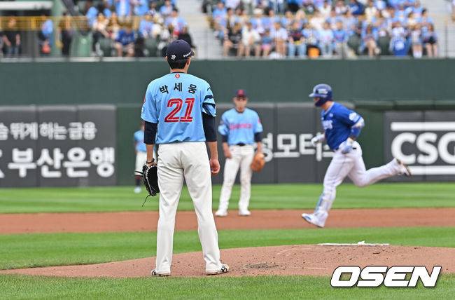 [OSEN=부산, 이석우 기자] 22일 부산 사직야구장에서 2025 신한 SOL 뱅크 KBO 리그 롯데 자이언츠와 삼성 라이온즈의 경기가 열렸다. 홈팀 롯데는 박세웅이, 방문팀 삼성은 원태인이 선발 출전했다.롯데 자이언츠 선발 투수 박세웅이 1회초 2사 1,3루 삼성 라이온즈 박병호에게 좌월 3점 홈런을 허용하고 넘어가는 타구를 바라보고 있다. 2025.06.22 / foto0307@osen.co.kr