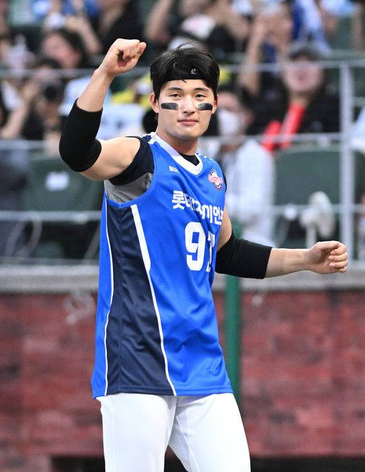 [OSEN=인천, 이대선 기자] 6일 오후 인천 SSG랜더스필드에서 ‘2024 신한 SOL BANK KBO리그’ 올스타전이 열린다.인천에서 프로야구 올스타전이 열리는 것은 2008년 이후 16년 만이다.&nbsp;1회초 1사 2루에서 드림 올스타 윤동희가 분장을 하고 타석에 들어서고 있다.  2024.07.06 /sunday@osen.co.kr