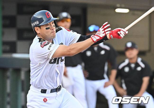 [OSEN=부산, 이석우 기자] 29일 부산 사직야구장에서 2025 신한 SOL 뱅크 KBO 리그 롯데 자이언츠와 KT 위즈의 경기가 열렸다. 홈팀 롯데는 박세웅이, 방문팀 KT는 쿠에바스가 선발 출전했다.롯데 자이언츠 전준우가 힘찬 타격을 하고 있다. 2025.06.29 / foto0307@osen.co.kr