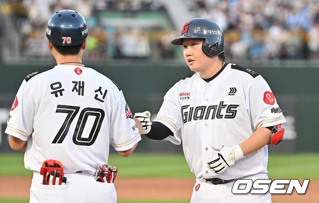 [OSEN=부산, 이석우 기자] 29일 부산 사직야구장에서 2025 신한 SOL 뱅크 KBO 리그 롯데 자이언츠와 KT 위즈의 경기가 열렸다. 홈팀 롯데는 박세웅이, 방문팀 KT는 쿠에바스가 선발 출전했다.롯데 자이언츠 정보근이 6회말 2사 1,3루 중견수 오른쪽 1타점 안타를 치고 하이파이브를 하고 있다. 2025.06.29 / foto0307@osen.co.kr