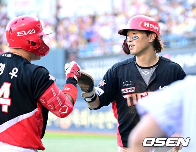 [OSEN=잠실, 최규한 기자] 29일 서울 잠실야구장에서 ‘2025 신한 SOL Bank KBO리그’ LG 트윈스와 KIA 타이거즈의 경기가 열렸다.홈팀 LG는 요니 치리노스, 방문팀 KIA는 윤영철을 선발로 내세웠다.6회초 1사 3루 상황 KIA 위즈덤의 역전 1타점 적시타 때 홈을 밟은 고종욱이 최형우와 기뻐하고 있다. 2025.06.29 / dreamer@osen.co.kr