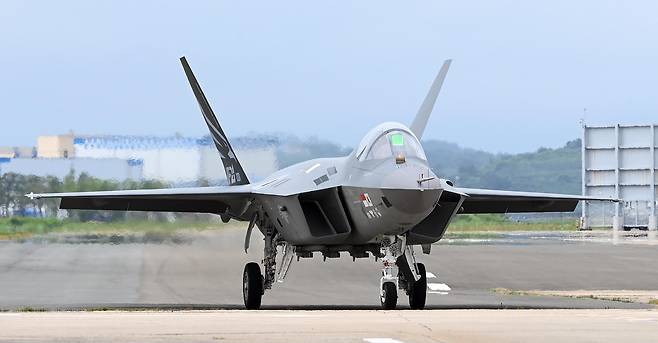 KF-21 시제기가 시험을 위해 지상에서 이동하고 있다. 세계일보 자료사진