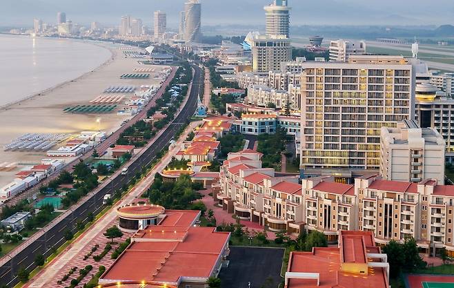 북한의 대형 해변리조트 단지 강원도 원산 ‘갈마해안관광지구’ 전경. 숙소와 테니스장 등 각종 시설, 파라솔이 있는 해수욕장이 보인다. 노동신문·뉴스1