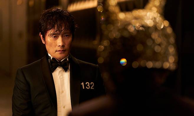 오징어 게임을 진행하는 ‘프론트맨’(이병헌)은 기훈의 대척점에 있는 인물로, 갑부 VIP들과 함께 게임을 관망하며 참가자들의 행동을 예측한다. 넷플릭스 제공