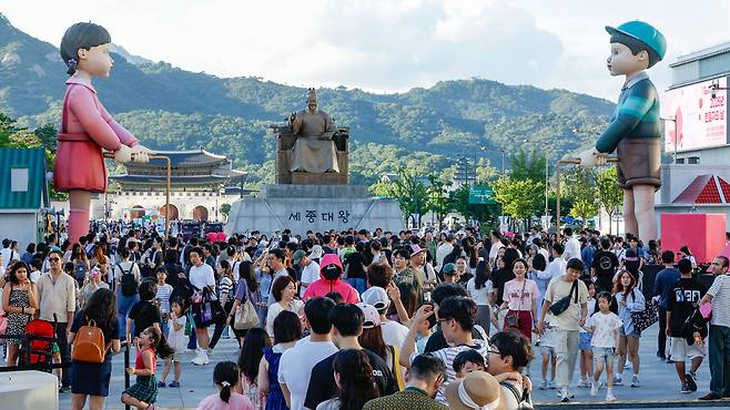 29일 서울 종로구 광화문광장에서 '2025 K콘텐츠 서울여행주간: 소울스팟을 찾아라' 행사의 일환으로 마련된 넷플릭스 오징어 게임 체험존을 시민과 외국인 관광객들이 찾고 있다.&nbsp;