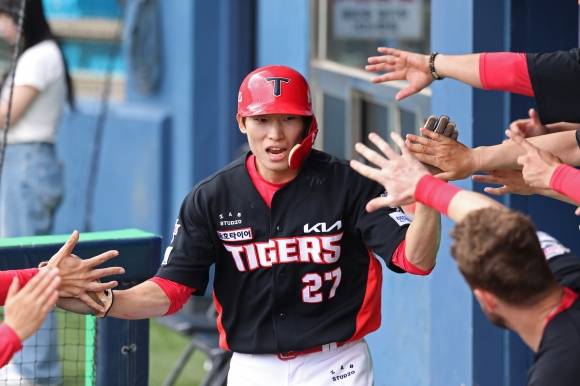 KIA 타이거즈 김호령이 28일 서울 잠실야구장에서 열린 2025 KBO리그 정규시즌 LG 트윈스와의 원정 경기에서 득점한 뒤 기뻐하고 있다. KIA 타이거즈 제공