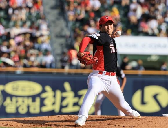 KIA 타이거즈 윤영철이 29일 서울 잠실야구장에서 열린 2025 KBO리그 정규시즌 LG 트윈스와의 원정 경기에서 공을 던지고 있다. 연합뉴스
