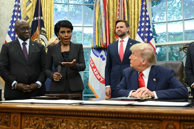 하리아나 베라스(왼쪽에서 두번째)와 트럼프 대통령(오른쪽)AFP연합뉴스