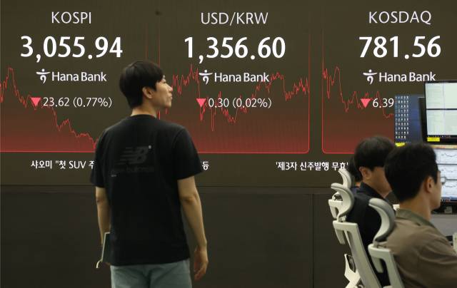 27일 오후 서울 중구 하나은행 본점 딜링룸 현황판에 코스피, 원/달러 환율, 코스닥 지수가 표시돼 있다. 연합뉴스