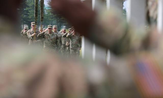 경기도 동두천시 캠프 케이시에서 열린 주한미군 순환배치 여단 임무교대식에서 미 4사단 1스트라이커여단(레이더 여단) 장병이 경례하고 있다. 연합뉴스