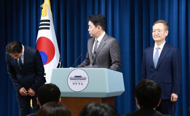 강훈식 대통령비서실장(가운데)이 29일 서울 용산 대통령실 청사에서 이재명 대통령의 수석비서관 추가 인선을 발표하고 있다. 왼쪽부터 전성환 경청통합수석비서관, 강 비서실장, 봉욱 민정수석비서관. 연합뉴스