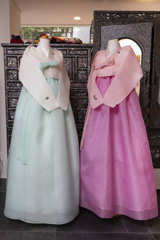 이재명 대통령의 부인 김혜경 여사가 6월 14일 큰아들 결혼식에서 착용한 한복(왼쪽). 조영철 기자&nbsp;&nbsp;