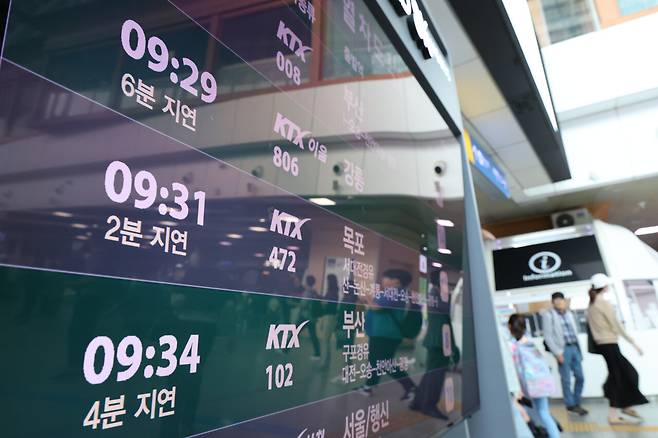 현대사회는 숫자에 의해 지배된다. 서울역 대합실 모니터에 열차의 출발 시각과 지연 시간이 안내돼 있다. ⓒ연합뉴스