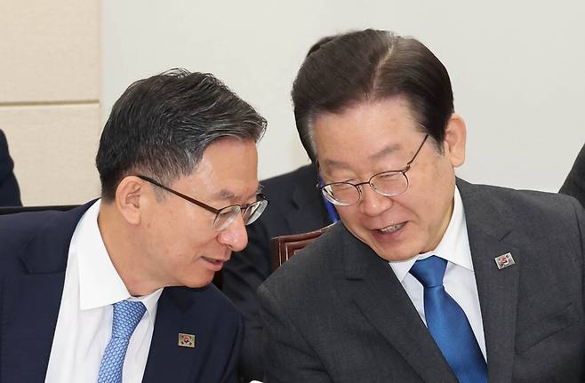 이재명 대통령(오른쪽)이 더불어민주당 당 대표 시절이던 2023년 3월23일 국회에서 열린 국방위원회 전체회의에서 정성호 의원과 대화하고 있다.ⓒ연합뉴스