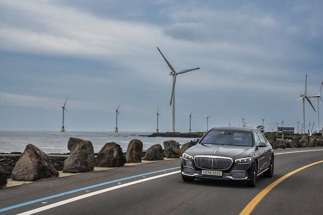 제주 1100도로 와인딩 로드에서 완벽한 승차감을 과시한 메르세데스-마이바흐 S 680. 사진제공 ｜메르세데스-벤츠 코리아