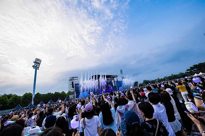 방탄소년단(BTS) 진의 팬콘서트를 관람하고 있는 팬들. 빅히트뮤직 제공