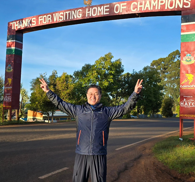 케냐 엘도렛 마을 앞에서 기념사진을 찍고 있는 이윤희 대표