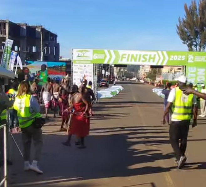 지난 4월 케냐 마라톤 대회 피니쉬 라인에서 전통 공연이 벌어지고 있다. 이윤희 대표 제공