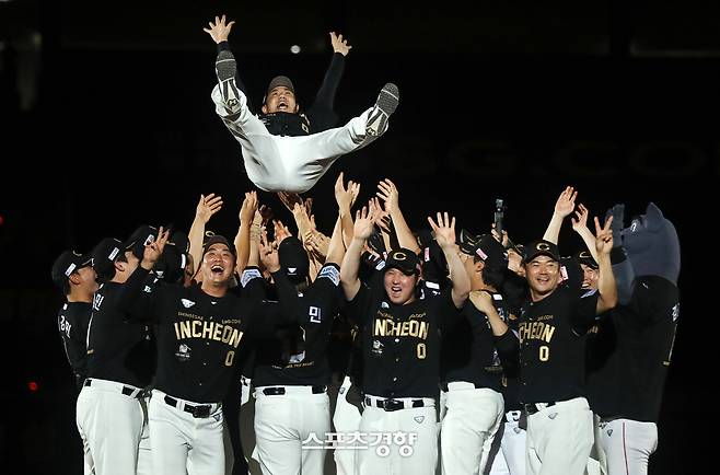 김강민이 지난 28일 은퇴식에서 SSG 선수들에게 헹가레를 받고 있다. SSG 랜더스 제공