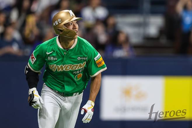 키움 송성문이 28일 고척 삼성전 홈런을 치고 타구를 확인하고 있다. 키움 히어로즈 제공