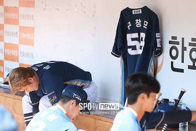 ▲ NC 선수들은 2023년 구창모의 부상 이탈을 아쉬워하며 더그아웃에 그의 유니폼을 걸었다. ⓒ곽혜미 기자