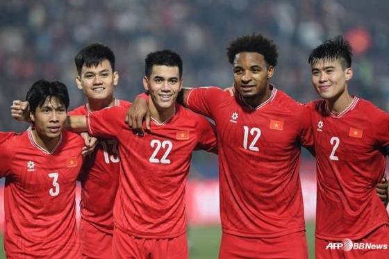 베트남 선수들이 29일 베트남 푸토의 비엣트리 스타디움에서 열린 2024 아세안축구연맹(AFF) 미쓰비시일렉트릭컵(미쓰비시컵) 4강 2차전에서 득점 후 기념 사진을 찍고 있다. /AFPBBNews=뉴스1