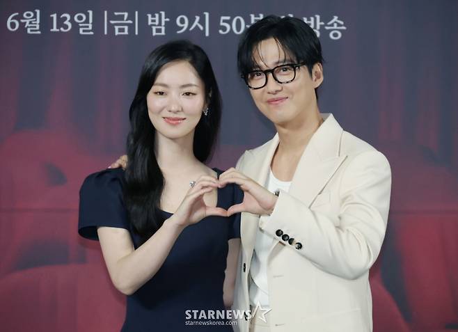 배우 전여빈, 남궁민이 10일 오후 서울 CGV용산아이파크몰에서 진행된 SBS금토드라마 '우리영화' 제작발표회에 참석해 포즈를 취하고 있다. 다음이 없는 영화 감독 ‘제하’와 오늘이 마지막인 배우 ‘다음’의 내일로 미룰 수 없는 사랑 이야기 '우리영화'는 오는 13일 첫 방송된다. /2025.06.10 /사진=이동훈 photoguy@