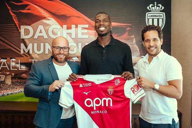 폴 포그바(가운데)가 AS모나코와 2년 계약을 체결한 뒤 환하게 웃고 있다. /사진=AS모나코 SNS 캡처