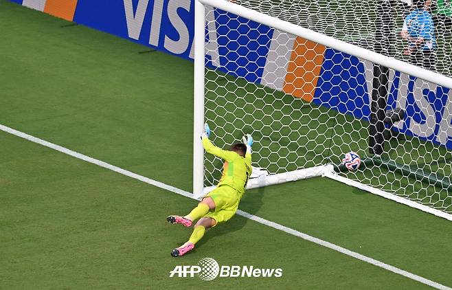 29일(한국시간) 미국 샬럿의 뱅크 오브 아메리카 스타디움에서 열린 2025 국제축구연맹(FIFA) 클럽 월드컵 16강 벤피카전에서 첼시 리스 제임스의 프리킥이 득점으로 연결되는 순간. /AFPBBNews=뉴스1