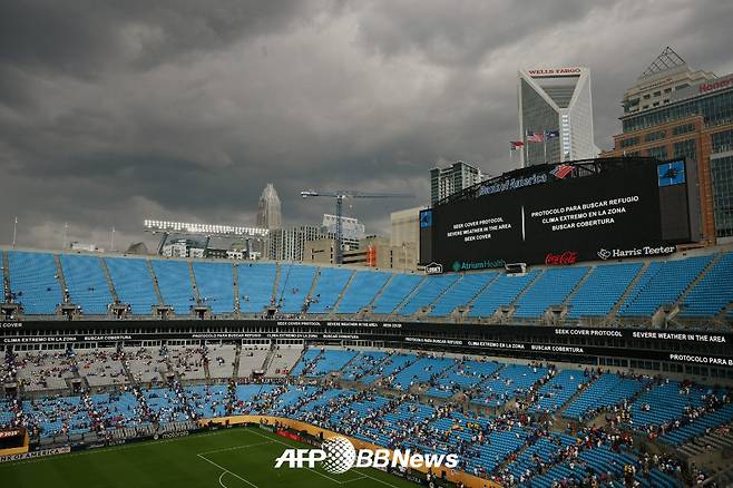 29일(한국시간) 2025 국제축구연맹(FIFA) 클럽 월드컵 16강 첼시와 벤피카전에서 낙뢰 예보로 경기가 중단된 미국 샬럿의 뱅크 오브 아메리카 스타디움 모습. /AFPBBNews=뉴스1