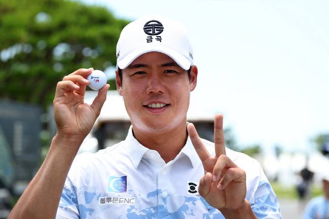 8번 홀에서 홀인원을 기록한 박영규가 기념촬영을 하고 있다. /사진=KPGA 제공