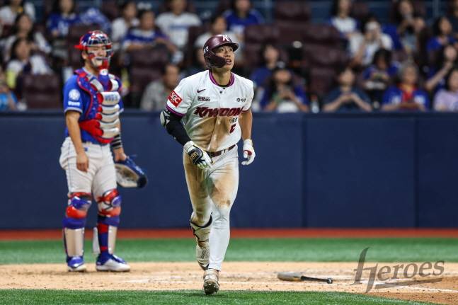 송성문(오른쪽)이 홈런을 터뜨리고 타구를 바라보고 있다. /사진=키움 히어로즈 제공