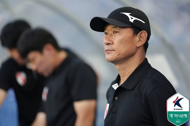 조성환 부산 아이파크 감독이 29일 오후 7시 수원월드컵경기장에서 열린 하나은행 K리그2 18라운드 중 경기장을 응시하고 있다. /사진=한국프로축구연맹 제공