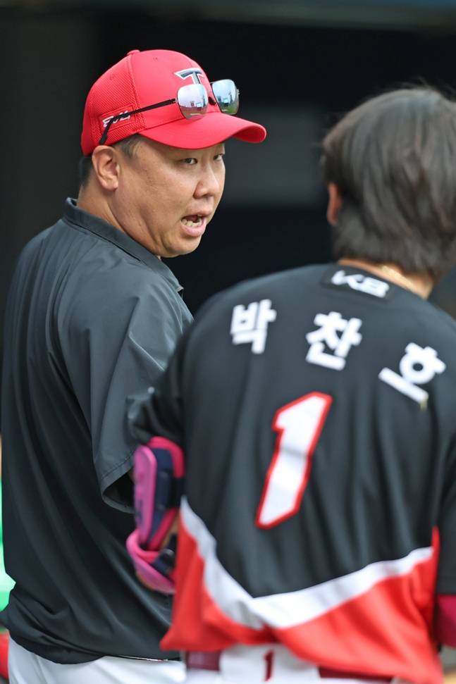 이범호 감독(왼쪽)과 박찬호가 대화를 나누고 있다. /사진=KIA 타이거즈