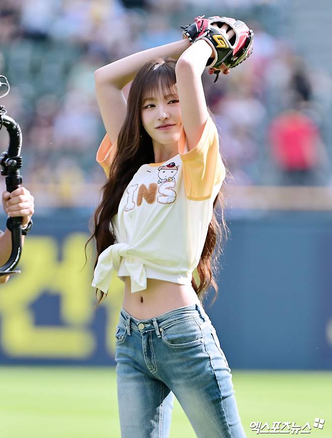 29일 오후 서울 송파구 잠실야구장에서 열린 '2025 신한 SOL Bank KBO리그' KIA 타이거즈와 LG 트윈스의 경기, 경기 전 아이브 리즈가 시구에 임하고 있다. 잠실, 김한준 기자