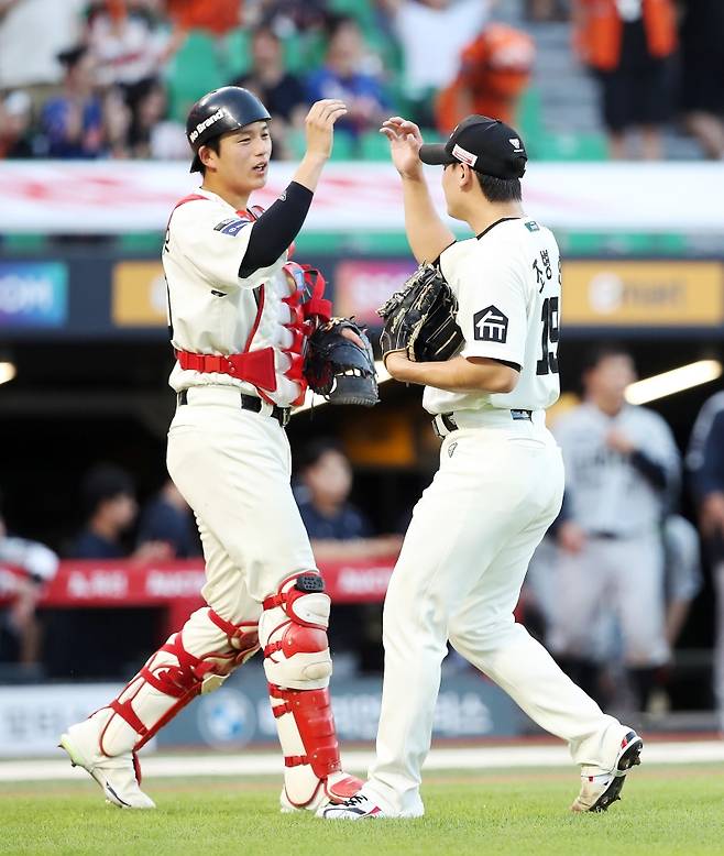 28일 인천 SSG랜더스필드에서 열린 2025 신한 SOL Bank KBO리그 한화 이글스와 SSG 랜더스의 경기, SSG가 미치 화이트의 호투와 기예르모 에레디아, 한유섬의 홈런을 앞세워 2-0으로 승리했다. 조병현과 조형우 배터리가 승리 후 하이파이브를 하고 있다. SSG 랜더스