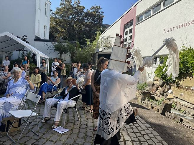 평화의 소녀상 제막식 (본=연합뉴스) 28일(현지시간) 독일 본 여성박물관에서 열린 평화의 소녀상 제막 행사에서 경남 지역 예술가들이 공연하고 있다. [코리아협의회 제공. 재판매 및 DB 금지]