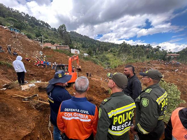 콜롬비아 산사태 현장에서 복구 작업 중인 근로자 [콜롬비아 안티오키아 재난당국(DAGRAN) 엑스 캡처. 재판매 및 DB 금지]