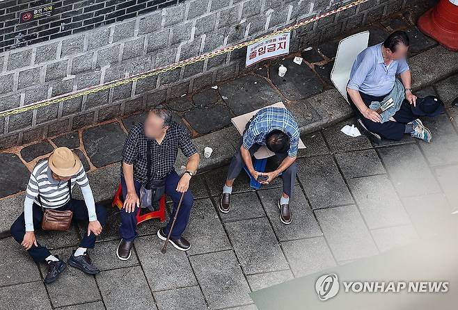 서울 종로구 탑골공원에서 노인들이 휴식하고 있다. [연합뉴스 자료사진]