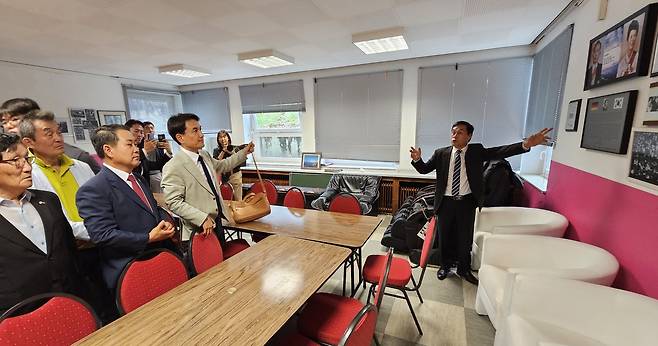 파독광부기념회관 둘러보는 도 방문단 [촬영 이재현]