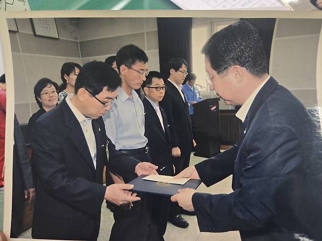 이장우 동구청장(오른쪽ㆍ현 대전시장)에게 포상받는 정제언씨 [정씨 제공. 재판매 및 DB 금지]