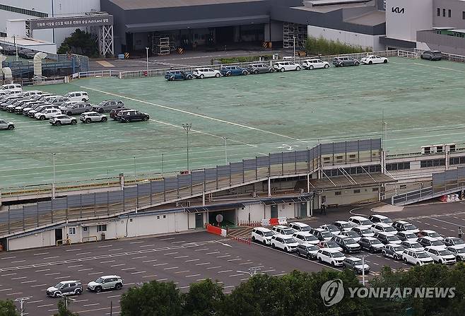 미국 관세 여파로 감소한 지난달 국내 자동차 생산 규모 (광명=연합뉴스) 김성민 기자 = 도널드 트럼프 미국 행정부의 수입차 25％ 관세 여파로 지난달 국내 자동차 총생산 규모가 감소했다. 현대차·기아의 지난 5월 대미 수출 물량은 총 7만7천892대로 작년 동월(9만9천172대)보다 21.5％ 감소한 것으로 집계됐다. 
    사진은 24일 경기도 광명시 기아 오토랜드 광명에 출고 대기 중인 차량이 주차돼 있다. 2025.6.24 ksm7976@yna.co.kr